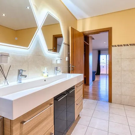 Full Private 300sqm Jacuzzi Heated Pool Ideal & Quiet Location וילה