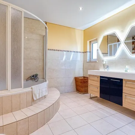 Full Private 300sqm Jacuzzi Heated Pool Ideal & Quiet Location וילה אלבופיירה