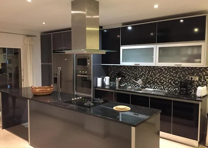 Full Private 300sqm Jacuzzi Heated Pool Ideal & Quiet Location וילה