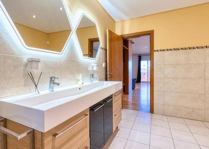 Full Private 300sqm Jacuzzi Heated Pool Ideal & Quiet Location וילה