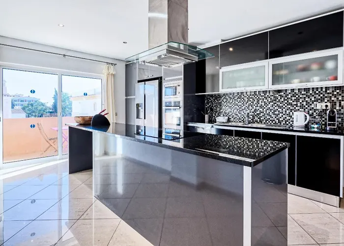 Full Private 300sqm Jacuzzi Heated Pool Ideal & Quiet Location *