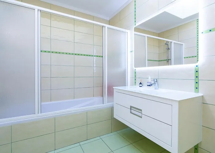 Full Private 300sqm Jacuzzi Heated Pool Ideal & Quiet Location וילה