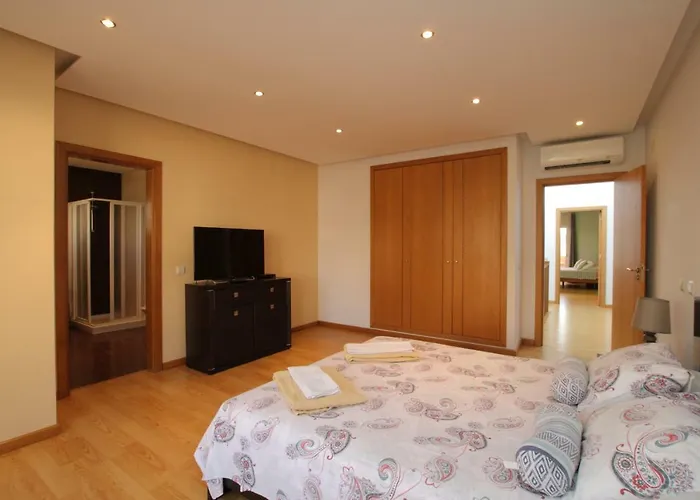 Full Private 300sqm Jacuzzi Heated Pool Ideal & Quiet Location *