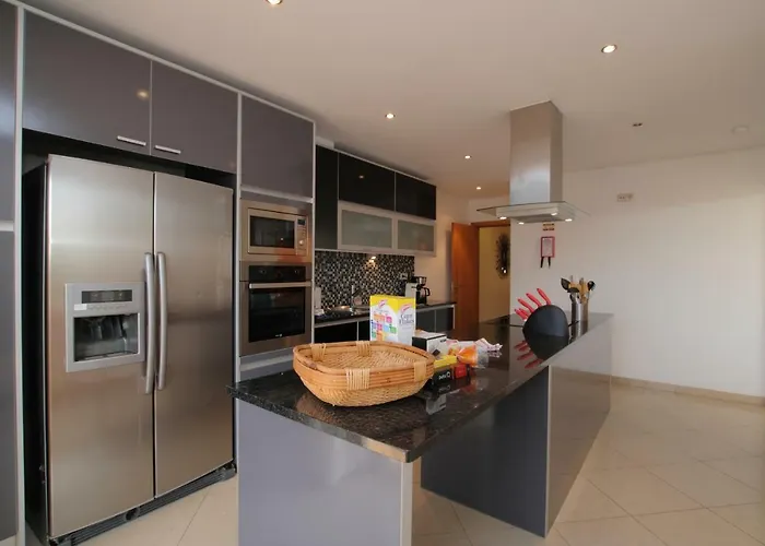 Full Private 300sqm Jacuzzi Heated Pool Ideal & Quiet Location *